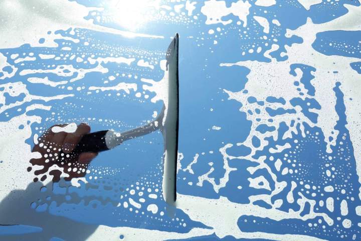 Des surfaces vitrées transparentes et brillantes